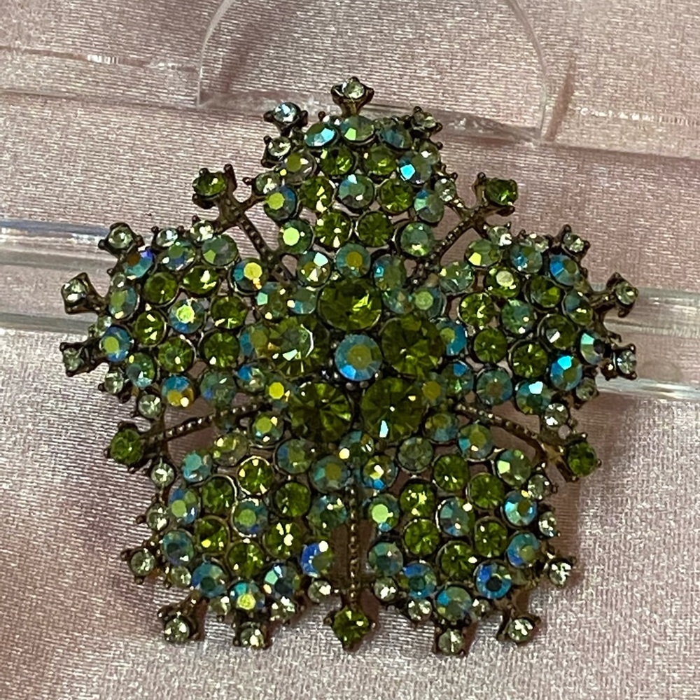 Beautyful Flower Green Crystals Brooch metal bronce color Vintage 2 “1/5 X 2”1/2